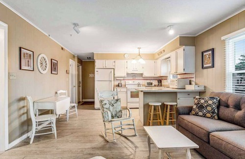 Frankford Condo | Bethany Meadows Condo w/Free WiFi, Shared Pool & Tennis Court, W/D, AC, Patio