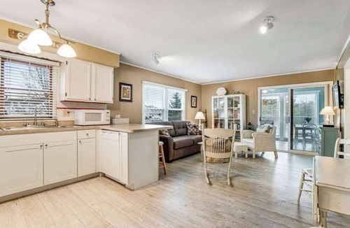 Frankford Condo | Bethany Meadows Condo w/Free WiFi, Shared Pool & Tennis Court, W/D, AC, Patio