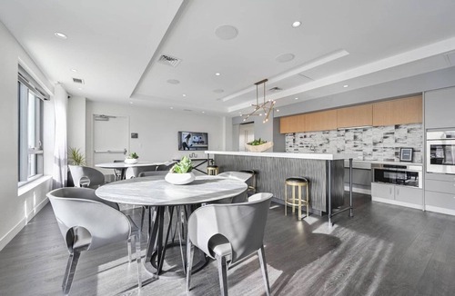 Central Square Apartment | Blueground | Central Sq, gym, nr bars & groceries