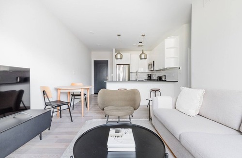 Central-Maverick Square - Paris Street Apartment | Blueground | East Boston 2bd apartment