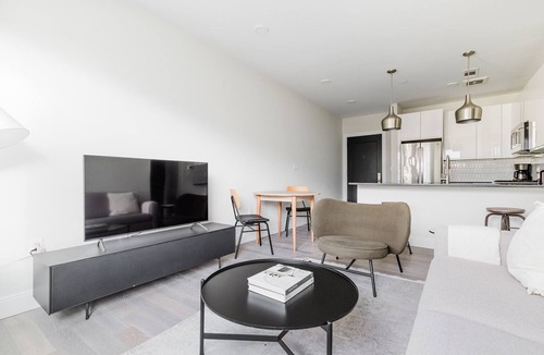 Central-Maverick Square - Paris Street Apartment | Blueground | East Boston 2bd apartment