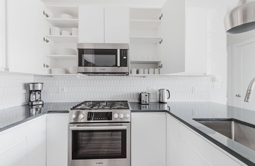 Central-Maverick Square - Paris Street Apartment | Blueground | East Boston 2bd apartment
