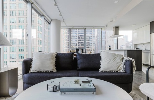 Near North Side Apartment | Blueground | River North 2bd apartment