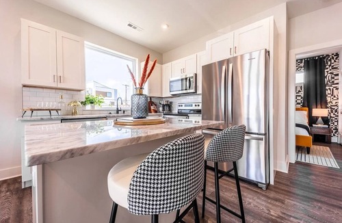 Whitebridge House | Bohemian Binary 232-234–Mins to Midtown–Sleeps 16