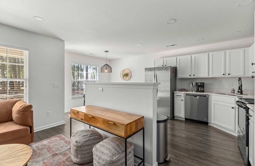 Charleston House | Boho Ferry- Mins from Credit One- Pet Friendly