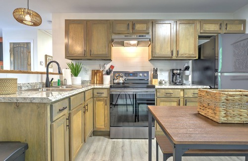 East Lake House | Boho West Villa New 3BR Hot Tub Fire Pit Games 10 Min to Downtown