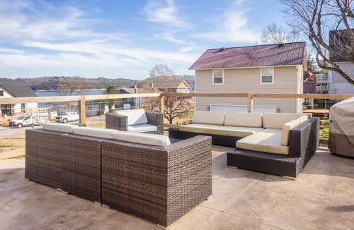 Beaver Shores House | Booking Fall NOW+Lovely Beaver Lake Views+Hot Tub