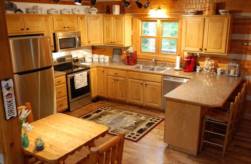Sevierville Cabin | Breezy Bear Spacious Cabin, Lrg Kitchen - Free Pool Access
