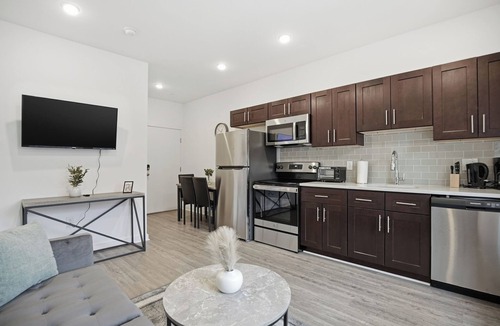 Fairmount Apartment | Bright 1BR unit in the Fairmount Square building
