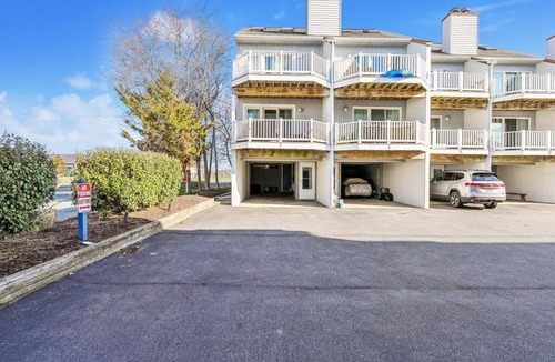 Bethany Beach Apartment | Bright 4BR Townhome w/Balcony | Near the Ocean!