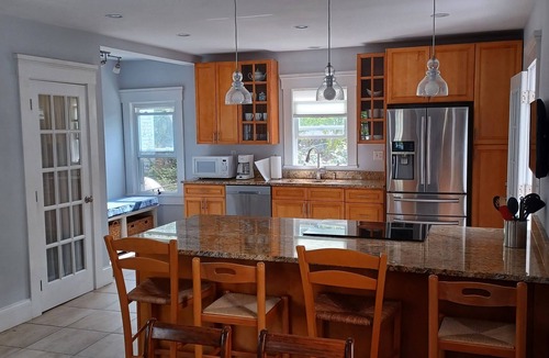 Bristol Apartment | Bright and airy two bedroom apt in downtown Bristol steps from the parade route.