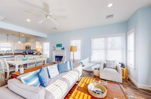Arundel House | Bright and comfortable 2-level home near the beach w/shared pool, WiFi