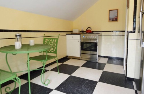 West End Apartment | Bright and Sunny apartment in Victorian cottage