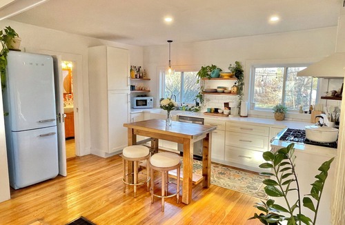 South Eliot House | Bright Bungalow, King-size Bed, Fence-in Backyard–Cool, Cozy & Dog Friendly