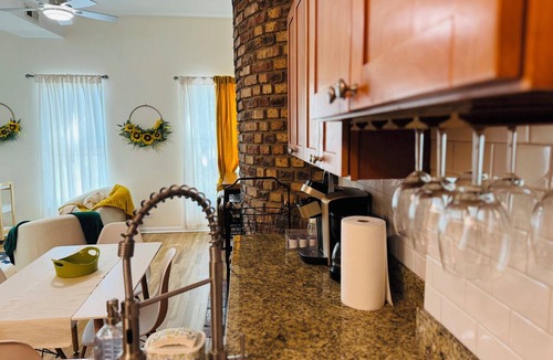 Sheffield and DePaul Apartment | Bright& Modern Gateway Near DePaul University FREE Parking