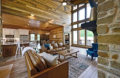 Golden Cabin | Broken Bow Getaway: Hot Tub, Fire Pit & Games!