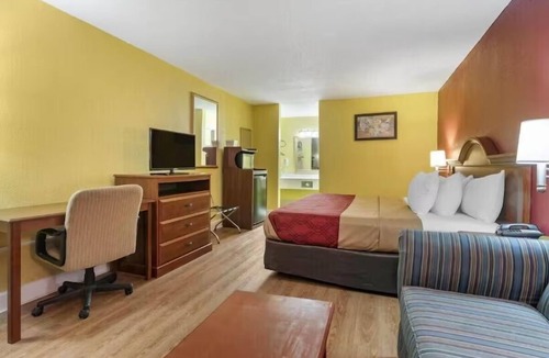 Douglas Hotel | Budget-Friendly Room w/King Bed & Outdoor Pool