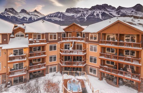 Canmore Condo | Canmore Studio | King Bed + Soaker Tub