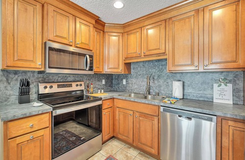 Brunswick House | Cate Cove: Private Pool Near Beaches & FLETC