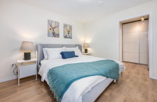 East Side House | Central Van 3BR Upper Suite - Near Skytrain