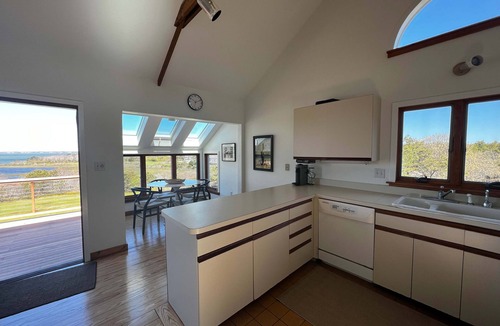 Edgartown House | Chappaquiddick Getaway with stunning Ocean Views, walk to the beach
