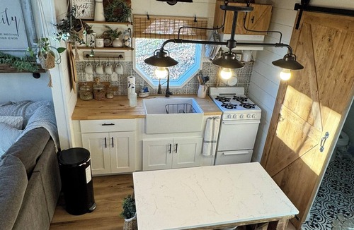 Sutton House | Charming 1-bedroom tiny farmhouse in enchanting Sutton-Alpine with WiFi.