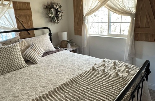 Sutton House | Charming 1-bedroom tiny farmhouse in enchanting Sutton-Alpine with WiFi.