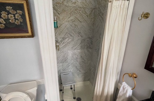 Edgewood Bed & Breakfast | Charming 1-bedroom with full kitchen Charles Newhall House by BrownUniversity