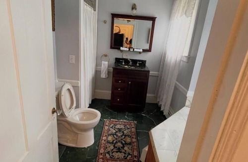 Edgewood Bed & Breakfast | Charming 1-bedroom with full kitchen Charles Newhall House by BrownUniversity