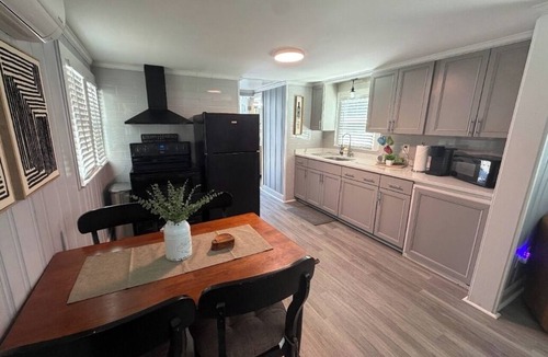 Wareham Center House | Charming 2-bedroom bungalow in brilliant Wareham with AC, WiFi.
