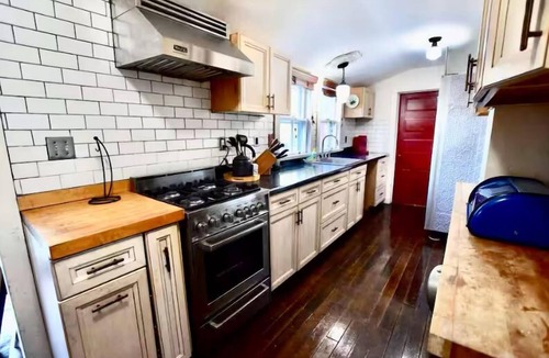 Lower Township Cottage | Charming 2-bedroom cottage + Beach service in fantastic Cape May