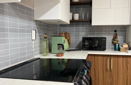 New Haven House | Charming 2-bedroom house with AC, WiFi in fantastic New Haven