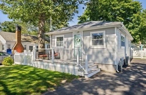 Wareham Center Cottage | Charming 2-bedroom house in Swift Beach Wareham.