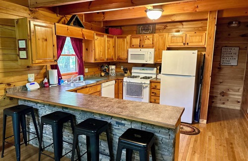 Morganton Cabin | Charming 3-bedroom cabin with WiFi, AC ten mins from downtown Blue Ridge