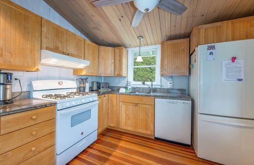 Mid-Coast and Islands House | Charming 3BR, 2.5BA Pet-friendly home, Ocean access just a short walk away