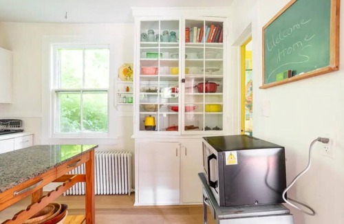 West Cornwall House | Charming and relaxing 4b farmhouse group getaway - across from covered bridge