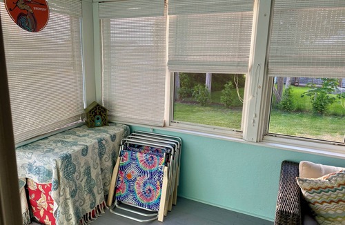 Clinton Cottage | Charming Beach House - Steps to private beach! Sleeps 4