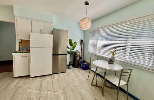 Burnaby House | Charming Bright 3BR House - Upper Level Suite