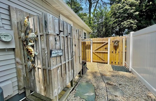 The Pines Cottage | Charming Coastal Cottage - Walk to Beach & Town, Private Deck, Outdoor Shower!