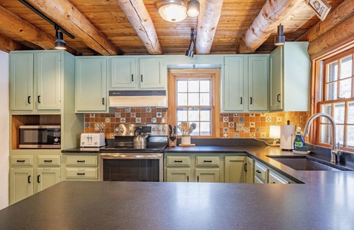 Stone Ridge Cabin | Charming & Cozy Cabin w/Screened Porch