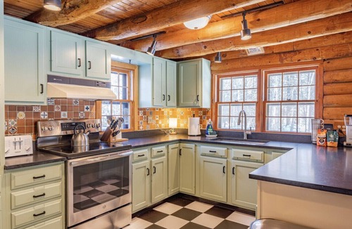 Stone Ridge Cabin | Charming & Cozy Cabin w/Screened Porch