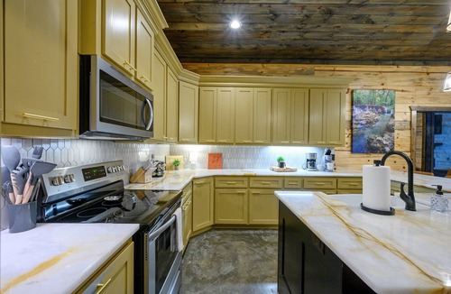 Broken Bow Cabin | Charming Creekside Escape: Pool, Putt-Putt, Game Room & Pet Friendly