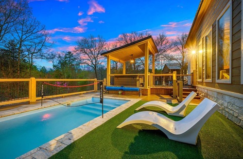 Broken Bow Cabin | Charming Creekside Escape: Pool, Putt-Putt, Game Room & Pet Friendly