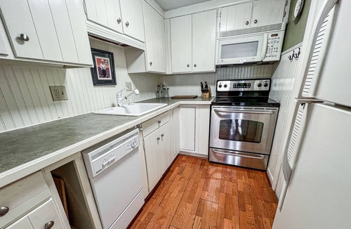 Stratton Mountain Condo | Charming dog-friendly condo with balcony, full kitchen, & washer/dryer