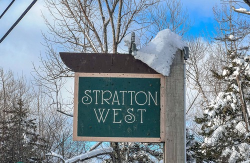 Stratton Mountain Condo | Charming dog-friendly condo with balcony, full kitchen, & washer/dryer
