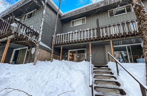 Stratton Mountain Condo | Charming dog-friendly condo with balcony, full kitchen, & washer/dryer