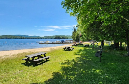 Town of Webb Cottage | Charming Eagle Bay Cottage — 2 min walk to private Fourth Lake beach!