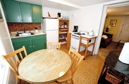 Savannah Beach Cottage | Charming Ground-Floor Suite w/Full Kitchen & Free WiFi - Near Dining & Shops
