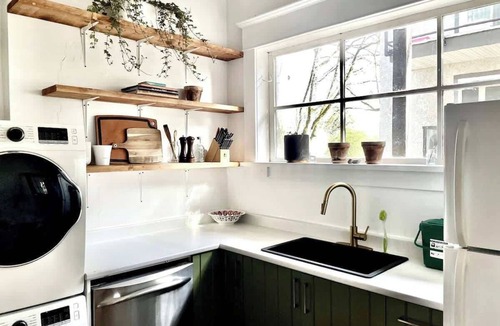 Marpole Apartment | *Charming high-ceiling Home in South Van w/YARD!