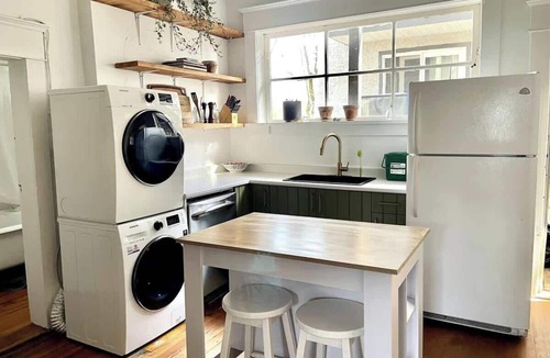 Marpole Apartment | *Charming high-ceiling Home in South Van w/YARD!
